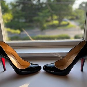 Authentic Christian Louboutin Décolleté Black Patent-Leather Pumps - Size 10.5